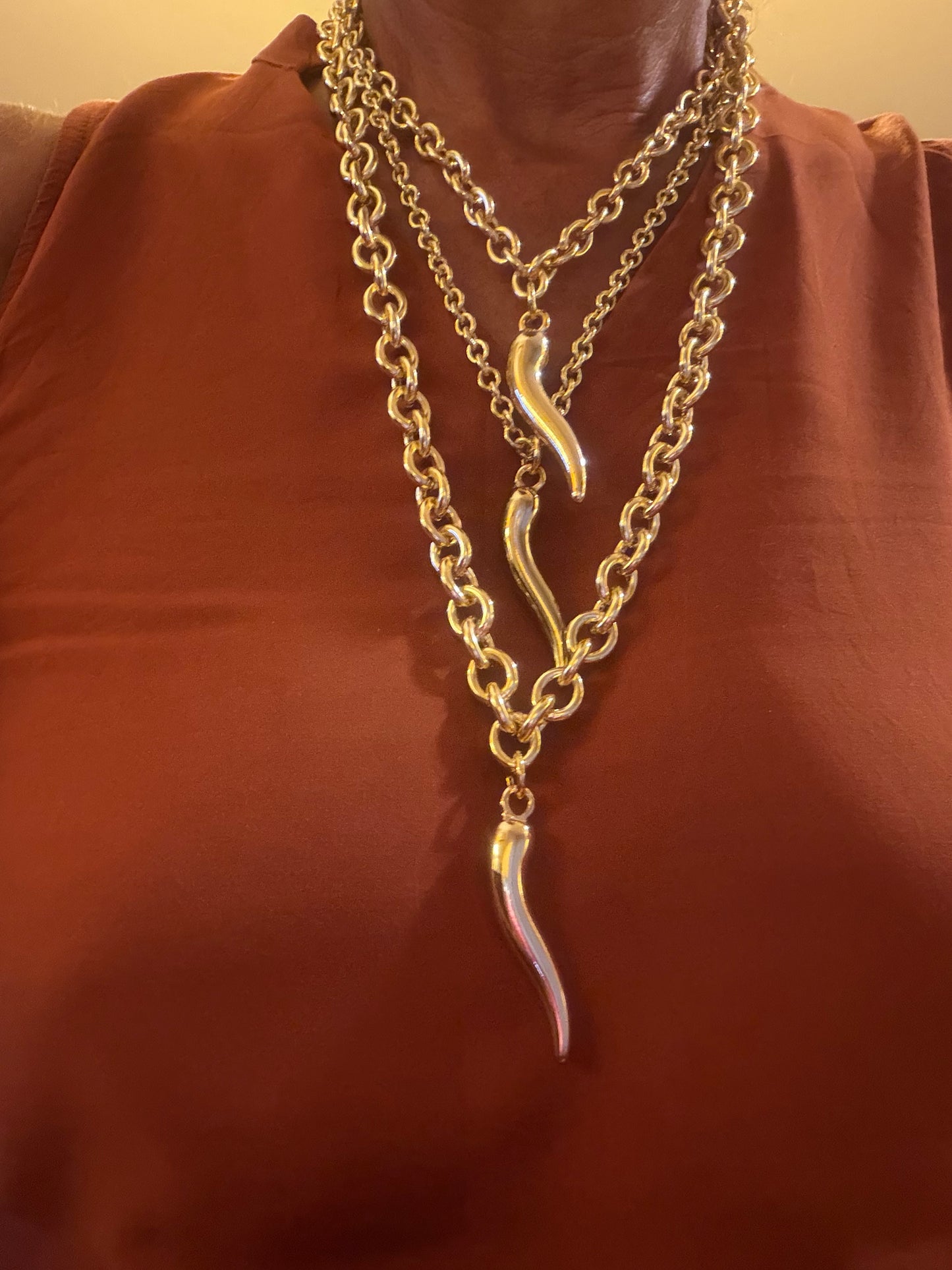Collana Merd* Merd* Merd* in oro con tre corni.