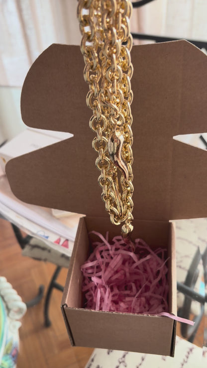 Collana Merd* Merd* Merd* in oro con tre corni.